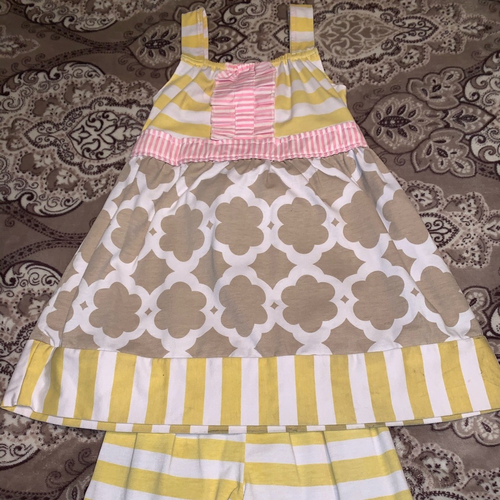 Sleeveless Summer Outfit
